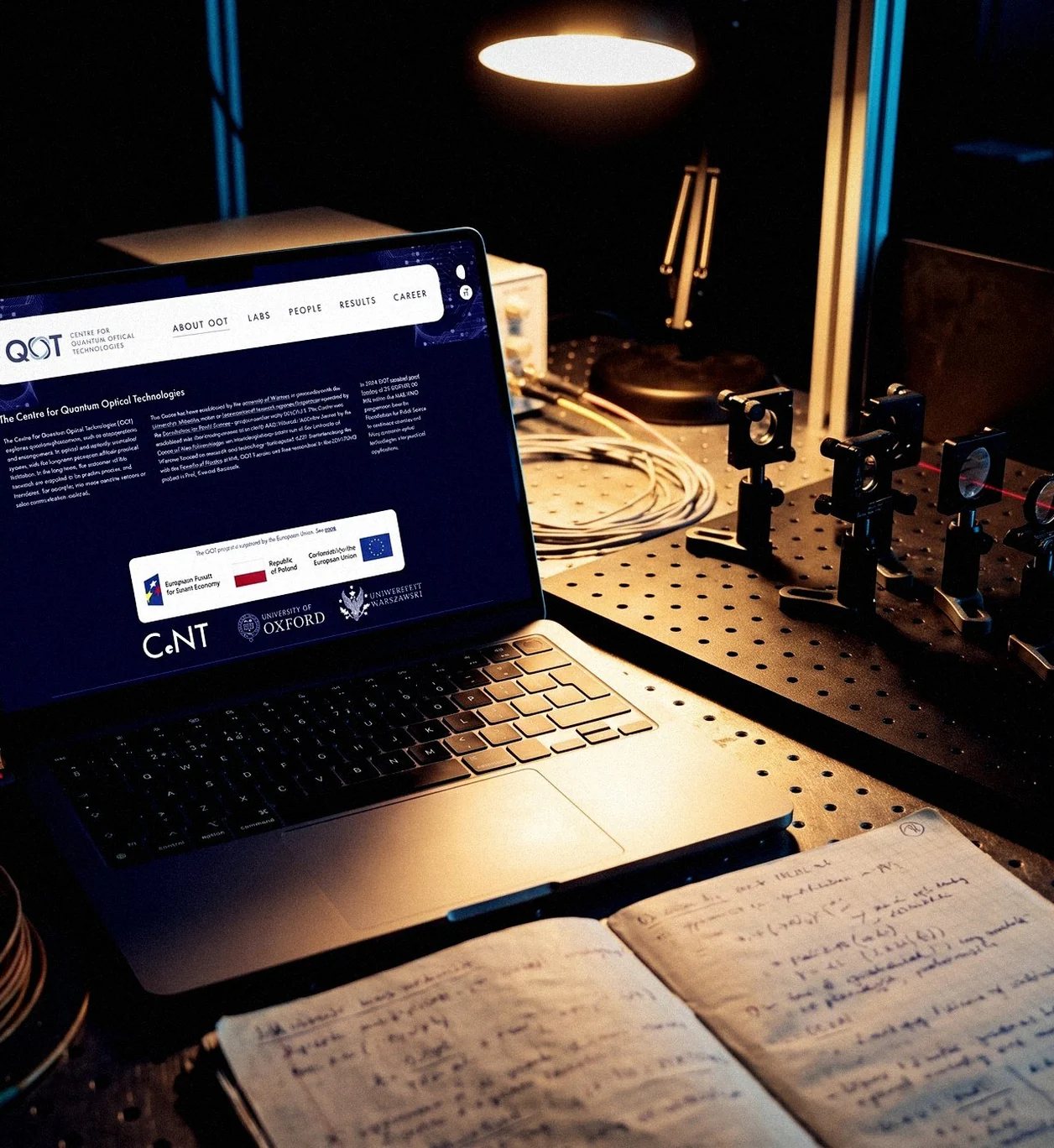 Serwis QOT na laptopie w laboratorium optycznym